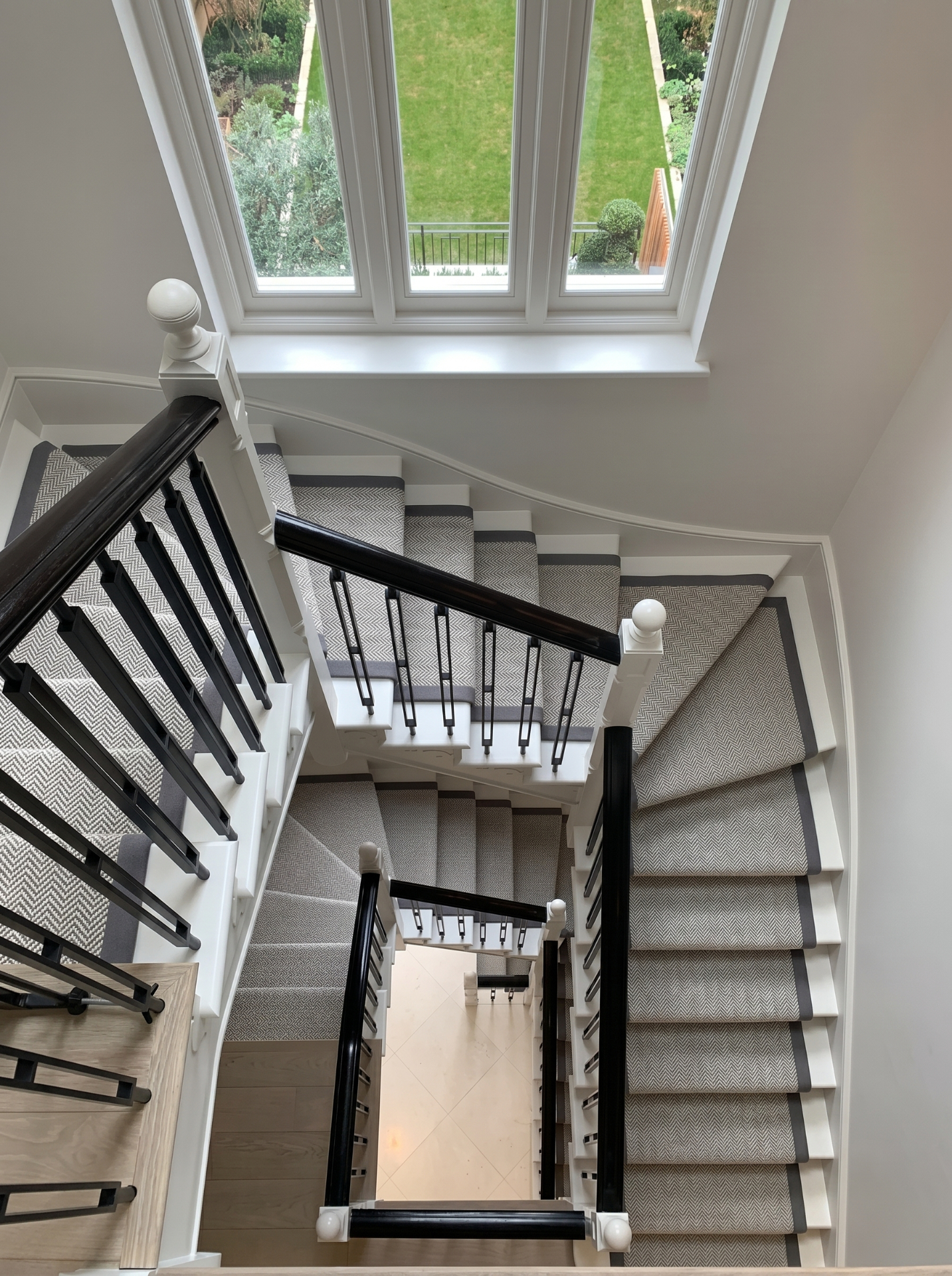 Staircase seen from above with a fitted runner